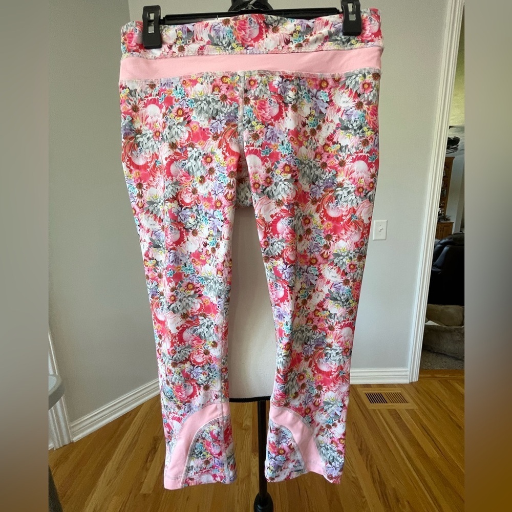 Lululemon inspire crop capri leggings size 8 floral work out athleisure gym pink